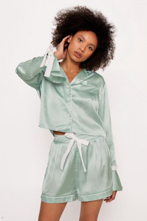 Sady Nasty Gal Satin Contrast Velvet Tie Cuff Pyjama And Shorts Olivy Zelené | CZ 7203-XCKHE