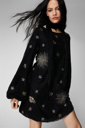 Šaty Nasty Gal Celestial Embellished Velvet Neck Tie Mini Černé | CZ 4236-OJCDM