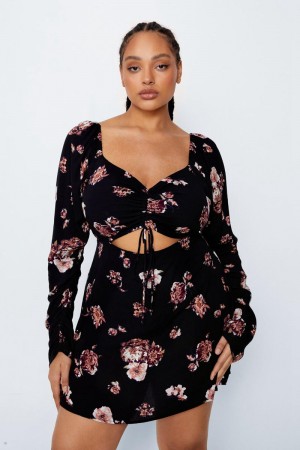 Šaty Nasty Gal Plus Velikost Floral Ruched Skater Černé | CZ 4218-AXGWL