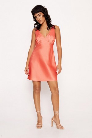 Šaty Nasty Gal Satin V Neck Ruched Mini Koralove | CZ 9082-YKLTZ