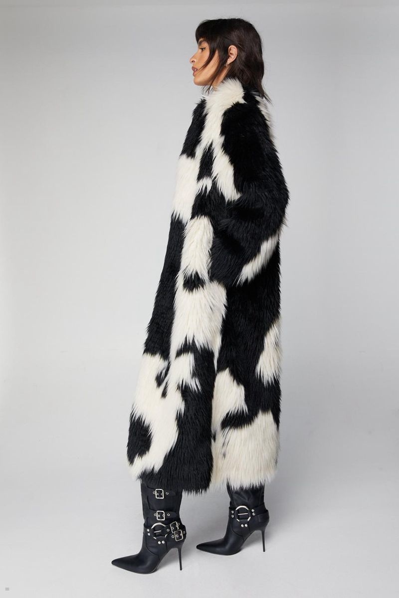 Kabáty Nasty Gal Premium Monochrome Patchwork Fur Longline Černé Bílé | CZ 6415-JKDHN