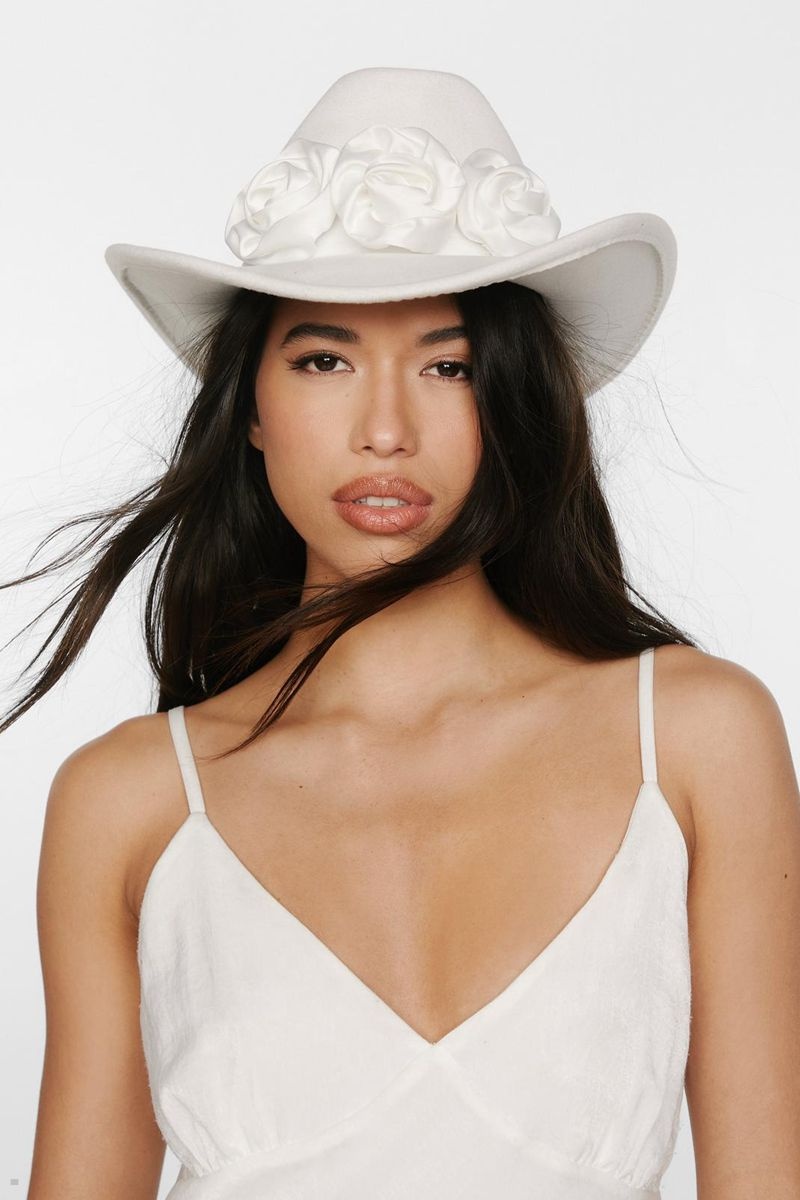 Klobouky Nasty Gal Satin Flower Trim Cowboy Bílé | CZ 9805-CBRFT