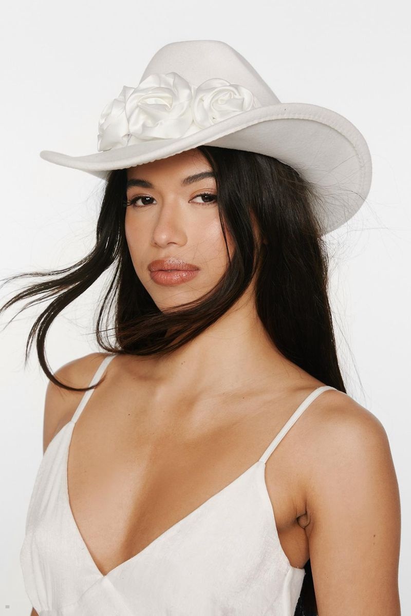 Klobouky Nasty Gal Satin Flower Trim Cowboy Bílé | CZ 9805-CBRFT