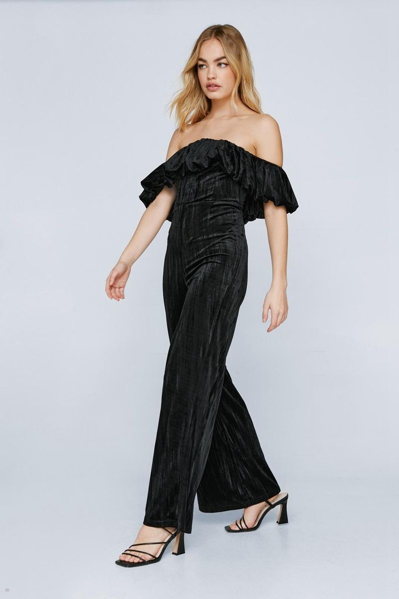 Kombinéza Nasty Gal Structured Velvet Frill Off The Shoulder Černé | CZ 7265-XJLEU