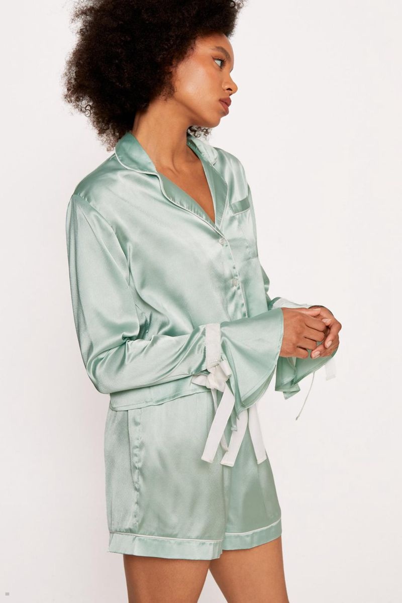 Sady Nasty Gal Satin Contrast Velvet Tie Cuff Pyjama And Shorts Olivy Zelené | CZ 7203-XCKHE